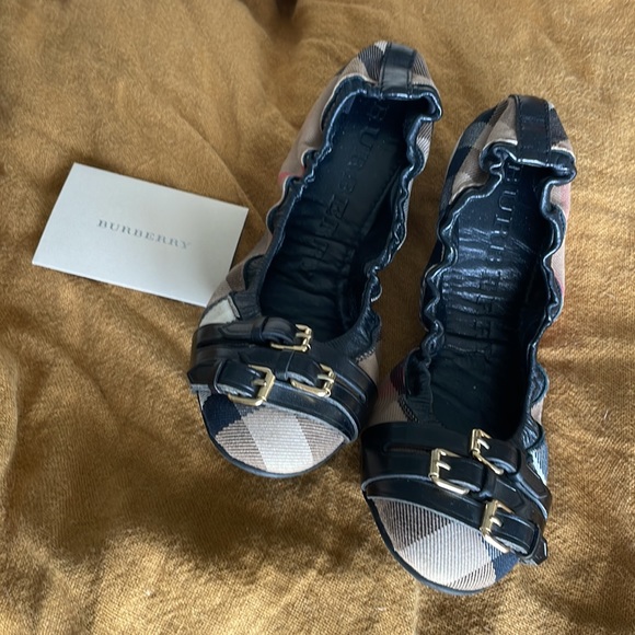 Authentic Burberry flats - Picture 1 of 8